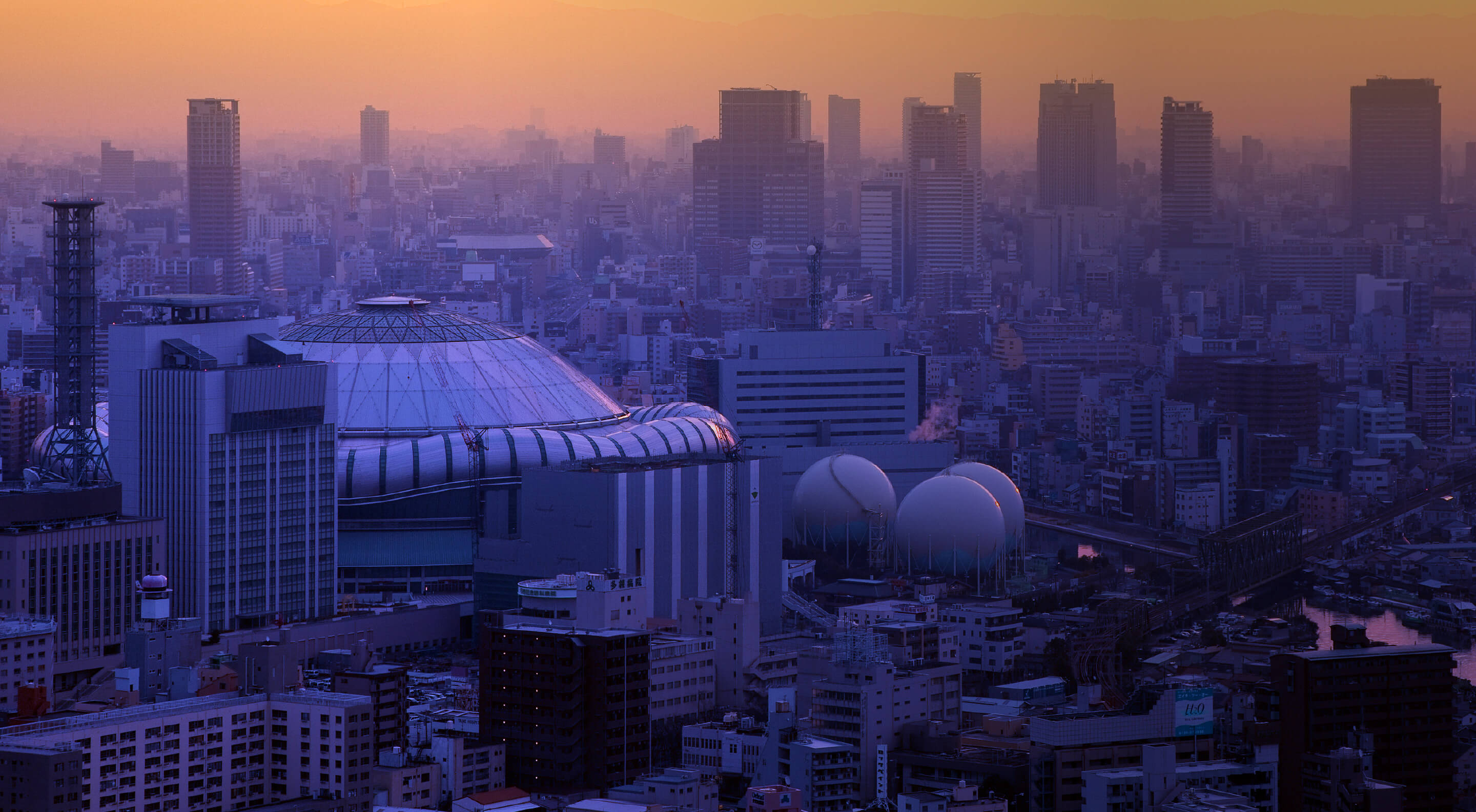 朝焼けを背景にした京セラドーム大阪の空撮写真