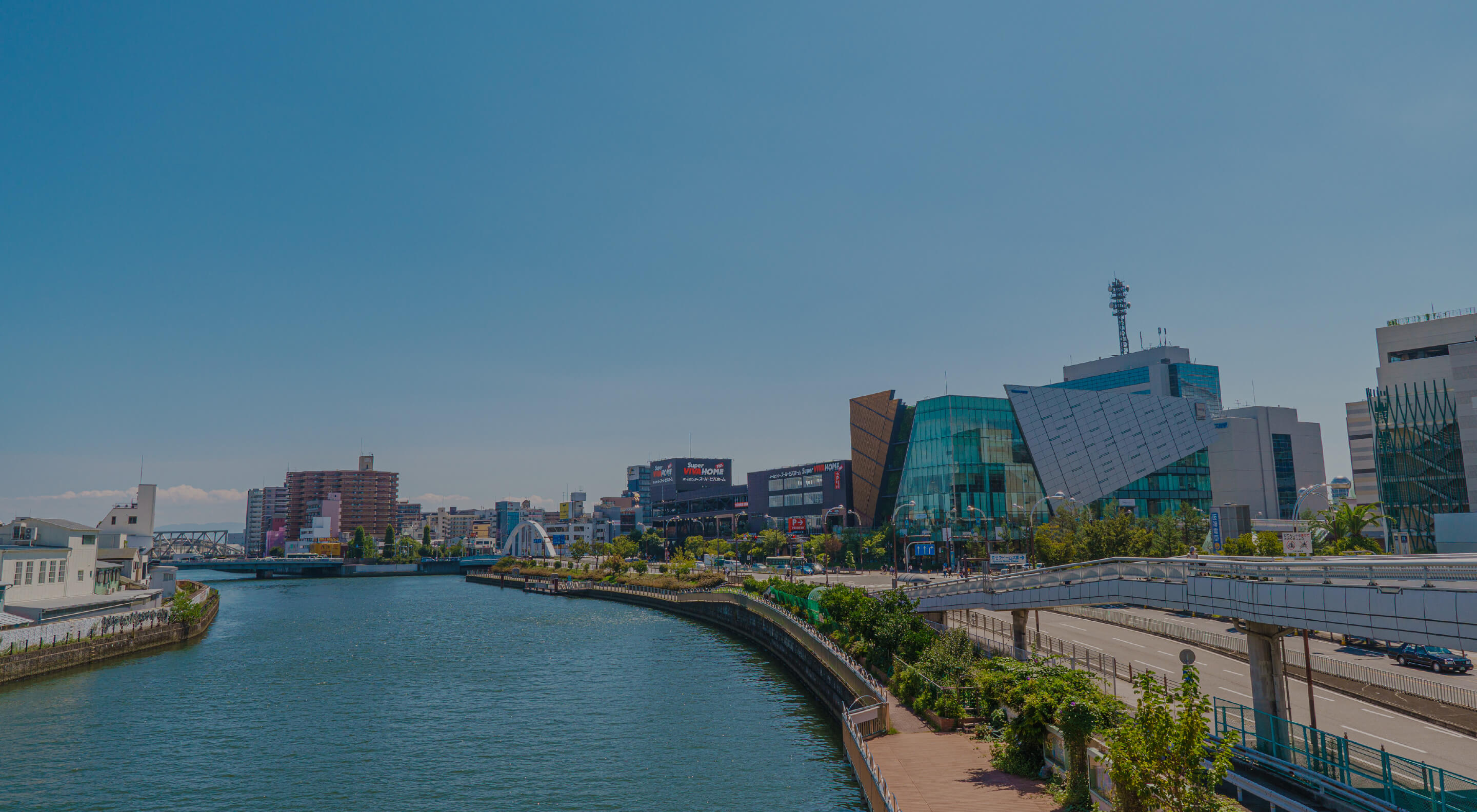 大阪ドーム前歩道橋の橋の上から撮影した写真